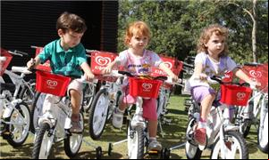 São 60 bicicletas com cestinhas personalizadas e 4