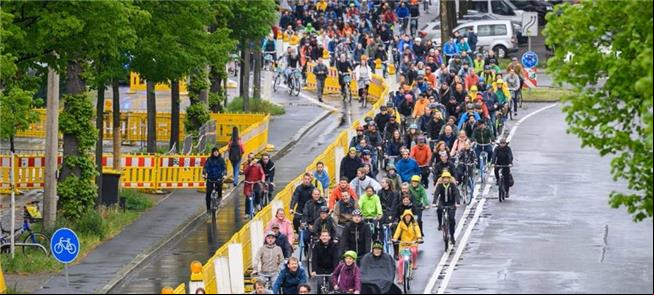 Sob chuva, a tradicional bicicletada do encontro,
