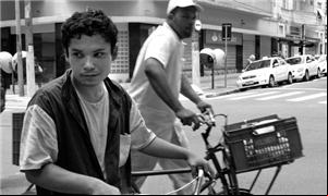 Tales trabalha como ciclista de entregas há um ano