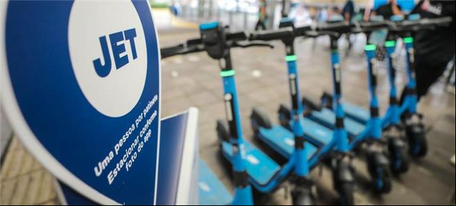 Terceira operadora de patinetes chegando a Porto A