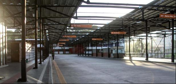 Terminal de ônibus vazio em Curitiba durante greve