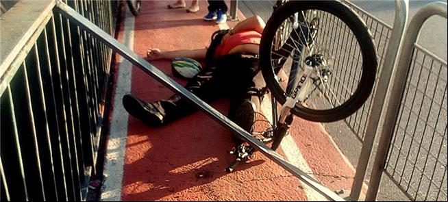 Tinha uma barra no meio da ciclovia