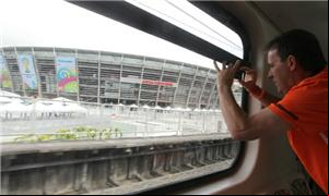 Torcedor holandês aproveita a viagem pelo metrô