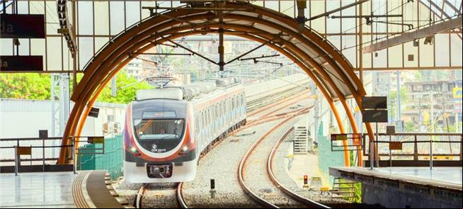 Trem chega a estação do metrô de Salvador (BA)