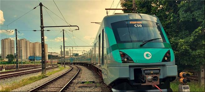Trem circula próximo à estação Presidente Altino,