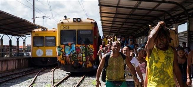 Trem de subúrbio atende a população há anos, por R