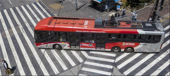 Trólebus cruza a esquina do Viaduto do Chá em SP
