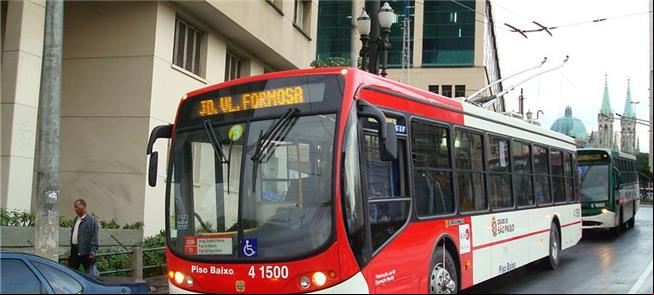 Trolebus de piso baixo na região central de São Pa