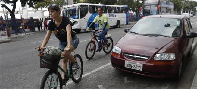 Turistas pedalam pelo centro de Guayaquil, no Equa