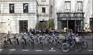 Um ciclista aluga uma Velib, do projeto de compart