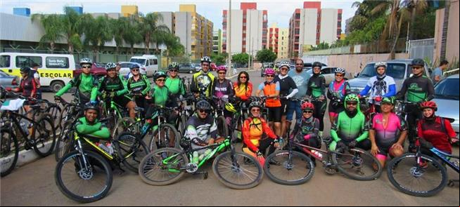 Um dos 150 grupos de bike organizados que circulam