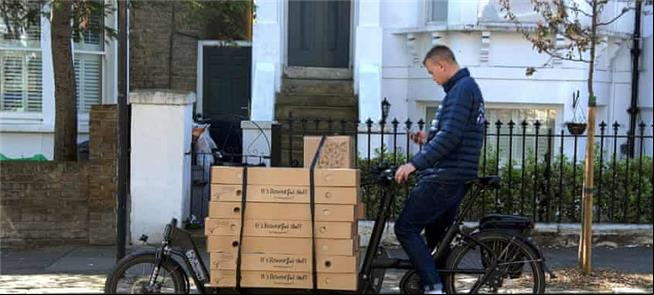 Uma e-bike é usada na entrega de flores ao sul de