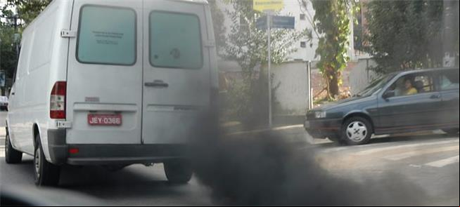 Van emite fumaça preta em rua de São Paulo