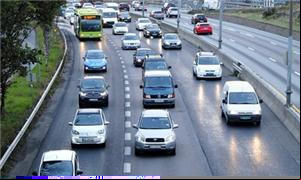 Veículos elétricos congestionam a faixa de ônibus