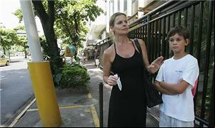 Viviane e o filho Luca na Rua Prudente de Morais